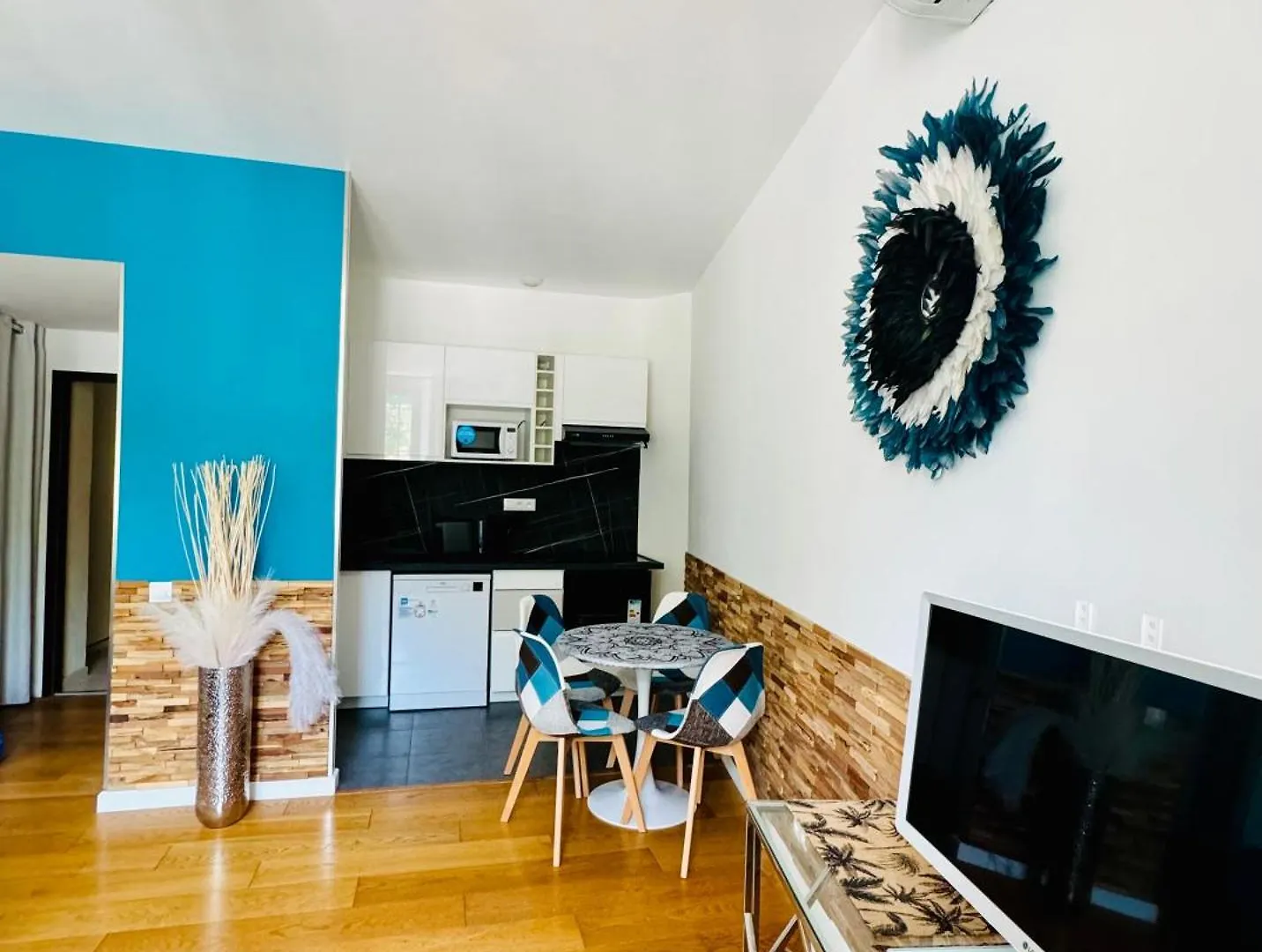 Apartment 2- Cosy One Bedroom Apt 2-4P, Located Place Nationale Antibes